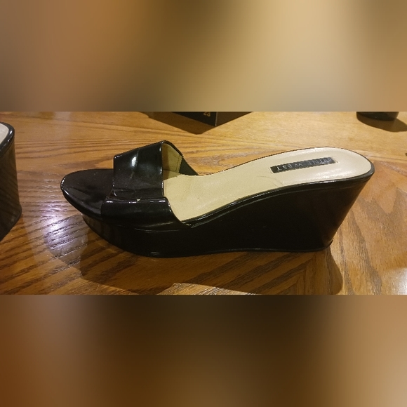 Womans size 7 patent leather wedge sandles - Picture 2 of 10